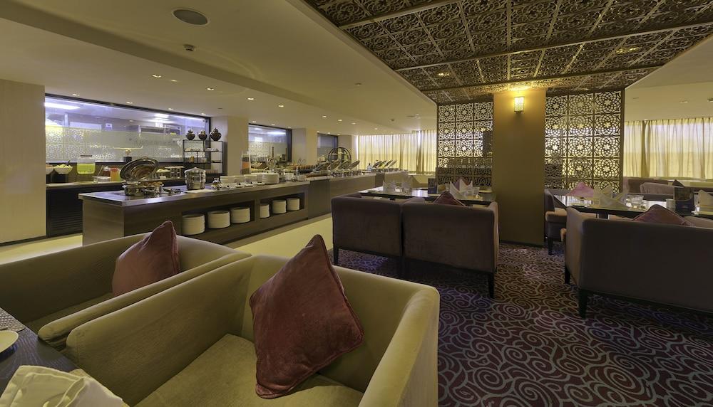 Davanam Sarovar Portico Suites Бенґалуру Екстер'єр фото