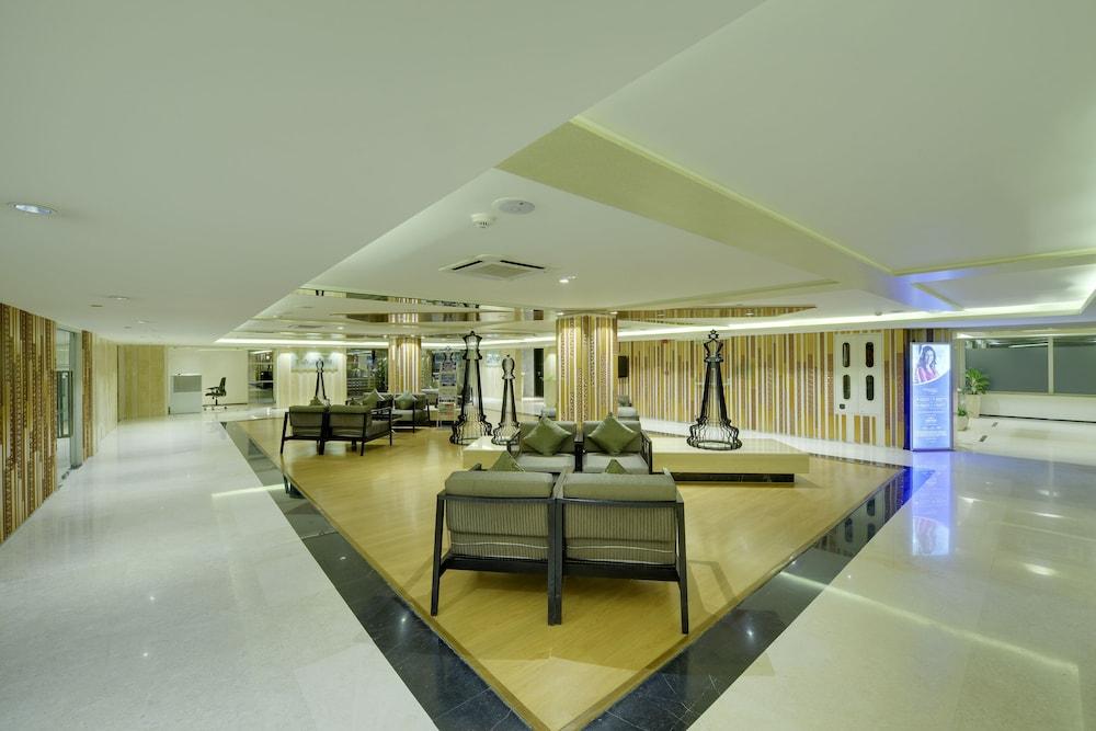 Davanam Sarovar Portico Suites Бенґалуру Екстер'єр фото