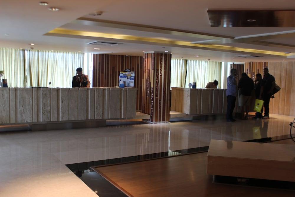 Davanam Sarovar Portico Suites Бенґалуру Екстер'єр фото