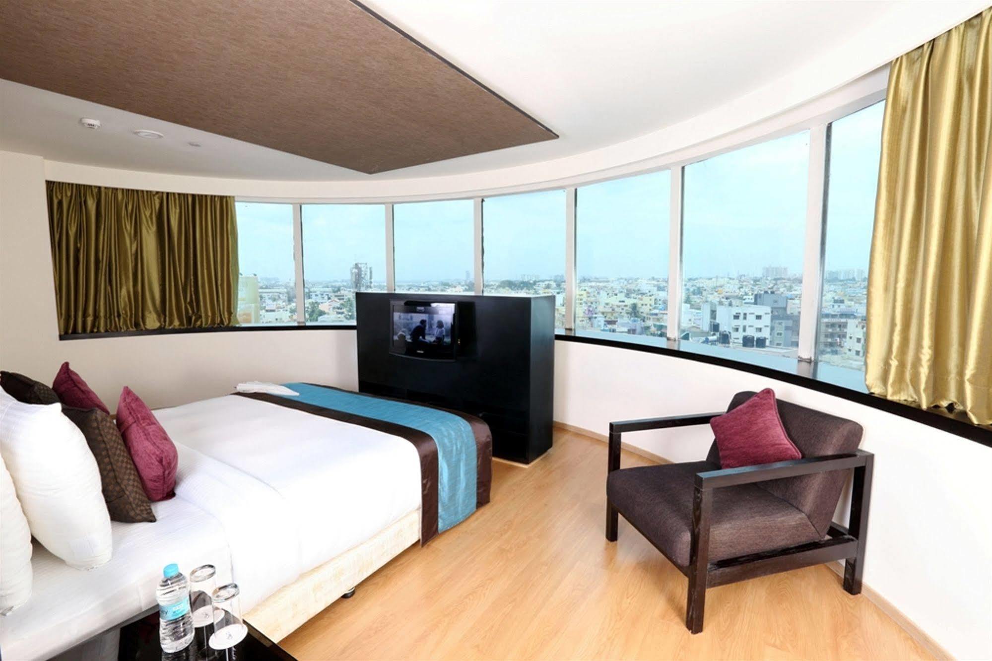 Davanam Sarovar Portico Suites Бенґалуру Екстер'єр фото