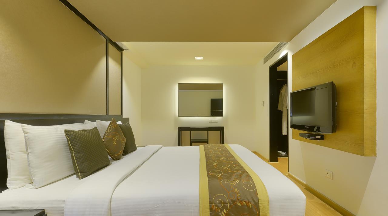 Davanam Sarovar Portico Suites Бенґалуру Екстер'єр фото