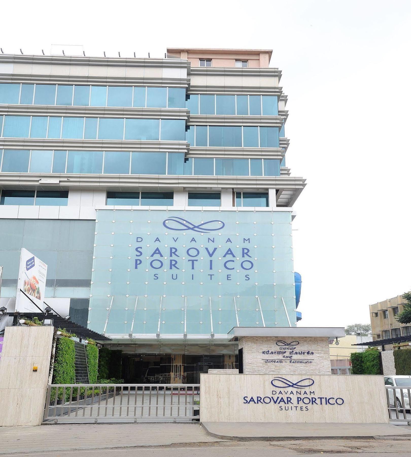 Davanam Sarovar Portico Suites Бенґалуру Екстер'єр фото