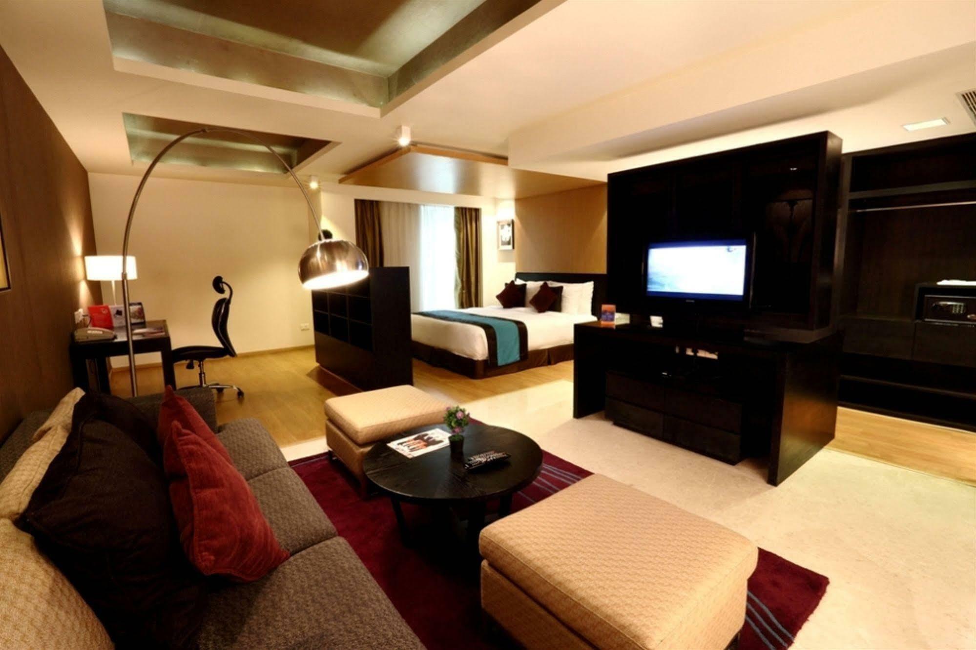 Davanam Sarovar Portico Suites Бенґалуру Екстер'єр фото